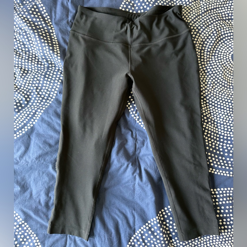 MPG Black capri workout leggings with knotwork side detail - size large